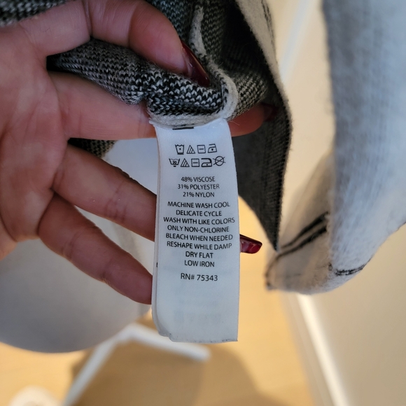 ❤️TAHARI BLACK + WHITE SWEATER - Picture 5 of 5